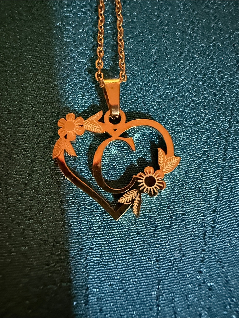 Gold Heart & Flower Pendant Necklace - Elegant Women’s Jewelry